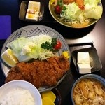 亀鶴庵 - 手前：日本一ヒレカツ定食、奥：DXミックスカツ定食