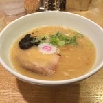 カーザ ルカ - ラー博は俺の社員食堂。  ミニミラノとんこつラーメソ！  なるとがキュート♡  さすがはゴールデソ・ウイーク、混んでますな。