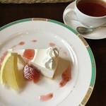 スプリングバンク - 料理写真:ケーキセット650円。写真は紅茶とレアチーズケーキ。