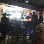 高田馬場タップルーム - 壁とかは、どことなく和風な店内。