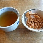 そば茶と揚げそばです