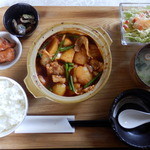 Raisukyouwakoku - 今週の気まぐれ定食はカムジャンです。豚バラ肉とじゃが芋とキムチが入り、コチュジャンと味噌がきいたピリ辛鍋です。初夏に食べるピリ辛鍋は元気がでますね。ご馳走様でした。