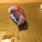 まんてん鮨 - イサキ 皮目炙り入ってます