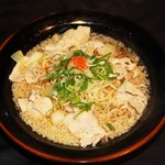 中華そば鷸 - 茂原ご当地ラーメンのもばらーめん［醤油味］は鶏ガラの清湯スープに背脂を浮かせ柚子おろし大根を添えて、見た目よりもあっさりと仕上げています。勿論、化学調味料は一切使っていません。ガッツリいきたい方はバラ肉の量を増やせる二段盛り、三段盛り、師範盛り、神盛りご用意してますので是非お試しください！