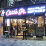 カールスジュニア - バーガーチェーンらしいフランクでストリート・カジュアルな店1