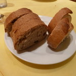 リストランテ ラ チャウ - 黒いパンはクルミが入っていて絶品！（2010.09）