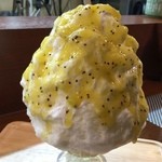 ブン ブン ブラウ カフェ ウィズ ビーハイヴ - 自家製さわやかケフィアとキウイフルーツソース 800円