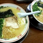 ラーメン浅野2号 - 左が普通ラーメン、右が２号。食べてみないとその違いにはなかなか気づけません