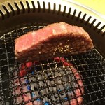  肉匠迎賓館 - 極上厚切りミスジステーキ
      立ってます（笑）