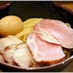 ガッチムチな麺、お肉、お玉、全てウマシ♪
