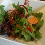 サラダには2種類のドレッシングが用意されてました。