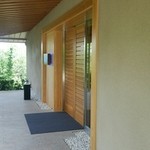 レストランの入口も重厚感があります。