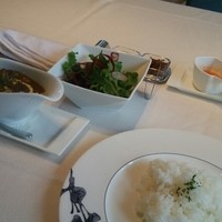 坐漁荘 - ビーフカレー1600円にサラダとスープとドリンクをセットしてプラス800円。
