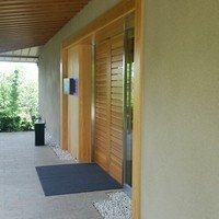 坐漁荘 - レストランの入口も重厚感があります。