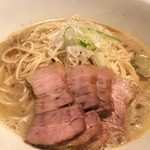 自家製麺 伊藤 銀座店 - 比内鶏そば（小）にチャーシュー