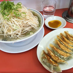 ラーメン福 - 大盛ラーメン 700円 (野菜多め・無料) と、ギョーザ 350円