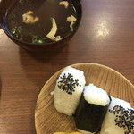 骨付鳥 一鶴 - おむすびと鶏スープ