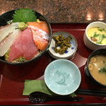Kamon Senchuri To Yotabi Ruten - 海鮮三色丼 ９８０円