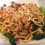 らーめん専門 うしおととり - 汁なし坦々麺を混ぜた図