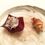 ロドラント ミノルナキジン - アンチョビのクロワッサン
      玉ねぎの皮のタルトとシラス トリュフ風味