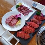 焼肉 司宝 - 極厚牛タン、極上ハラミ、プレミアム五種盛り