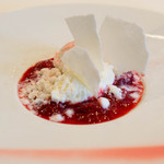 メゾン エメ・ヴィベール - デザートは赤い果実（すぐり）とバジルのヴァシュラン仕立て　やっぱこういうお店はデザートも全然違う　超絶美味しい。。。（余韻）