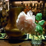 Bar Agit - お客様がお庭に咲いたバラを持ってきてくださったそうです　セザンヌの静物画のよう♪