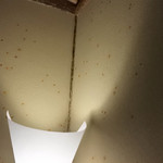 柳生の庄 - ラウンジの土壁は「蛍壁」蛍のように見える模様は意図的な鉄錆