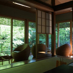 広縁を通して広がる新緑