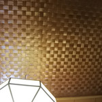 柳生の庄 - 本間の網代（あじろ）天井。温度差できしむ音がする