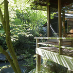 柳生の庄 - 本間とその向こうに見えるのが露天風呂のある建物