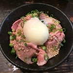 らーめん本竈 - 真空調理されたロースチャーシューを使用した、
      チャーシュー御飯。