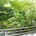 柳生の庄 - 奥行きのある緑の庭