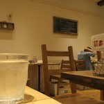 カフェ アクイーユ - カントリー風の店内