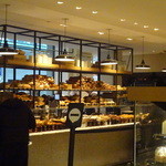 Le Bon Marché - 0階のパン屋さん。バケットは横に置いてあります。