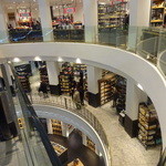 Le Bon Marché - 地下がワイン等、1階が食材二階にカトラリーなど