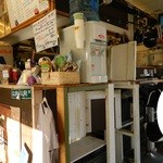 グリグリハウスアンドワゴン - レジ付近です。Tシャツやお菓子や調味料なども売られています。