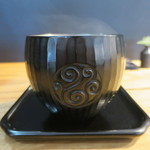 カフェ 倶利 - 37000円の鎌倉彫のカップ横からアップ