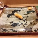 うを徳 - 坪島土平作四方皿で鮨が活き活きと輝く