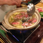 うを徳 - 筍を入れ程無くして牛肉も投入 味醂と薄口を少々回し入れ•••