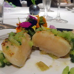 前菜：程よく火を入れた北海道産帆立のソテー フレッシュハーブのサラダ 華やかに