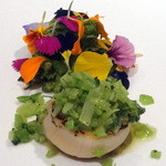 レストラン ラッセ - 前菜：程よく火を入れた北海道産帆立のソテー フレッシュハーブのサラダ 華やかに