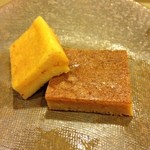 うを徳 - 左:車海老と上白糖、右:車海老と鱧に和三盆糖、海老味噌も加えて