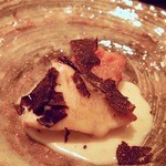 虎白 - 炭焼きにしたさわら、レンコン餠、トリュフ