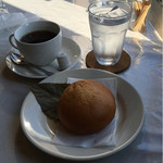 カフェ・ポレポレ - 日陰になっちゃいましたが、ブレンドと桜のアンパン。