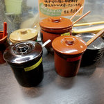 卓上セット。ニンニクと海苔食べ放題。