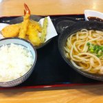麺天 - 天丼用のたれがついた天ぷらとご飯、うどんのセット。