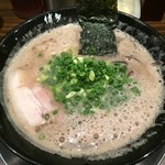 博多一双 - ラーメン 650円 丼の店名の上に海苔置いちゃってるし