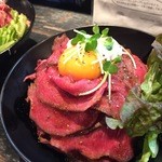 レッドロック - アメリカ牛のローストビーフ丼並盛り850円