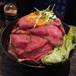 レッドロック - 黒毛和牛のローストビーフ丼大盛り1,950円